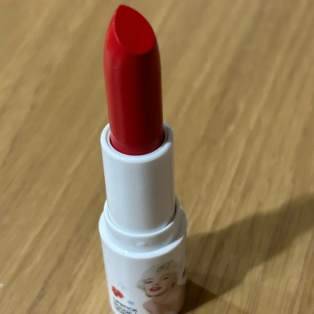 Wet n Wild Marilyn Monroe Bold Red Lipstick - Picture 13 of 16
